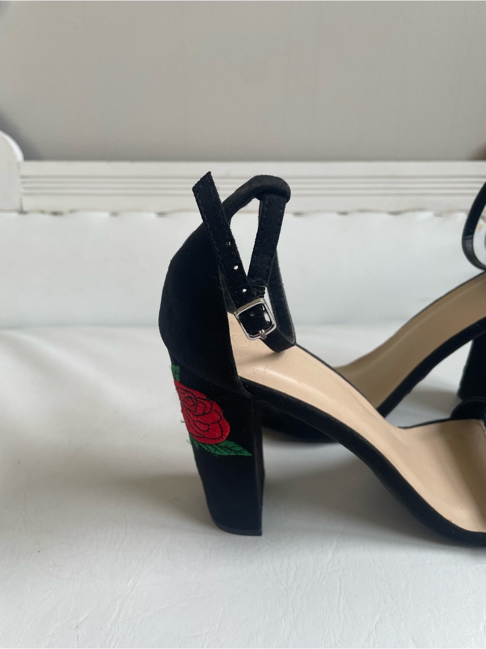 BLACK FAUX SUEDE OPEN TOE BLOCK HEELS RED ROSE GREEN STEM DETAIL WILD DIVA SHOE - Picture 4 of 9